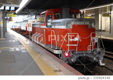 山陽本線岡山駅に停車中のレール輸送列車(DE10形ディーゼル機関車牽引) 山陽本線岡山駅に停車中のレール輸送列車(DE10形ディーゼル機関車牽引) 135924140