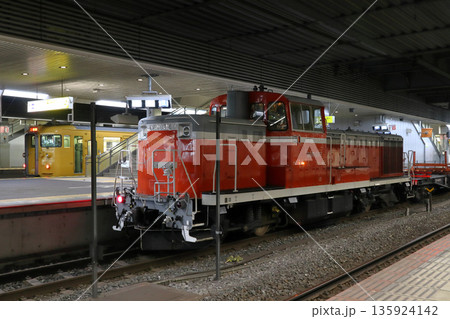 山陽本線岡山駅に停車中のレール輸送列車(DE10形ディーゼル機関車牽引) 山陽本線岡山駅に停車中のレール輸送列車(DE10形ディーゼル機関車牽引) 135924142