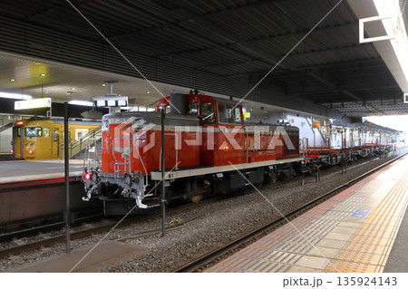 山陽本線岡山駅に停車中のレール輸送列車(DE10形ディーゼル機関車牽引) 山陽本線岡山駅に停車中のレール輸送列車(DE10形ディーゼル機関車牽引) 135924143