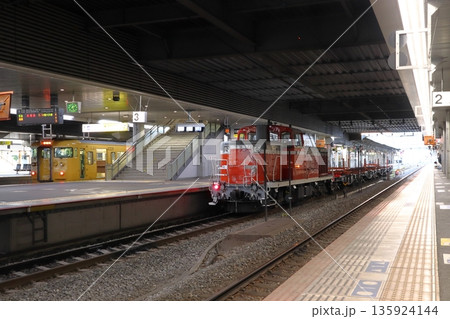 山陽本線岡山駅に停車中のレール輸送列車(DE10形ディーゼル機関車牽引) 山陽本線岡山駅に停車中のレール輸送列車(DE10形ディーゼル機関車牽引) 135924144