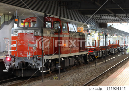 山陽本線岡山駅に停車中のレール輸送列車(DE10形ディーゼル機関車牽引) 山陽本線岡山駅に停車中のレール輸送列車(DE10形ディーゼル機関車牽引) 135924145