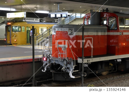 山陽本線岡山駅に停車中のレール輸送列車(DE10形ディーゼル機関車牽引) 山陽本線岡山駅に停車中のレール輸送列車(DE10形ディーゼル機関車牽引) 135924146