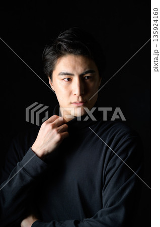 黒背景でクールな表情の男性 黒背景でクールな表情の男性 135924160