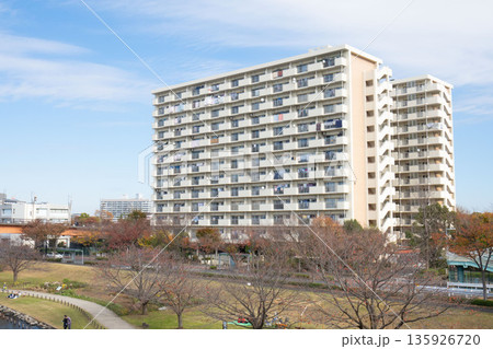 川辺に建つ自然に囲まれた住環境の良いマンション 135926720