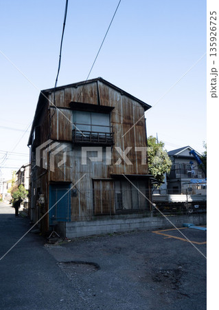 老朽化した家,日本の古い家,狭小住宅,一戸建て,一軒家,古い家,昭和建築, 135926725