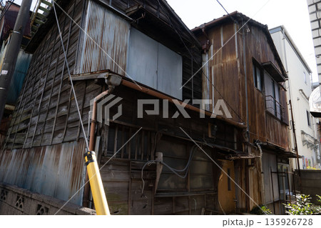 老朽化した家,日本の古い家,狭小住宅,一戸建て,一軒家,古い家,昭和建築, 老朽化した家,日本の古い家,狭小住宅,一戸建て,一軒家,古い家,昭和建築, 135926728