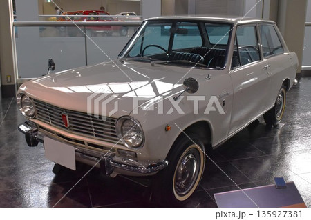 ショールームに展示された車 ショールームに展示された車 135927381
