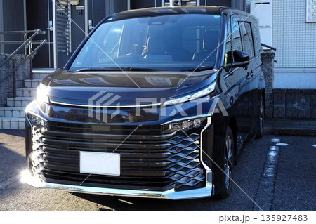 駐車場に並ぶミニバン 駐車場に並ぶミニバン 135927483