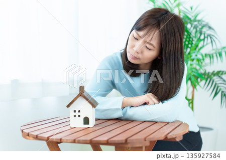 不動産について悩む女性 135927584