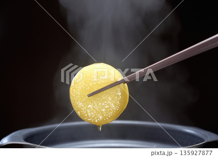 湯気の立ち昇る鍋で大根を茹でる 湯気の立ち昇る鍋で大根を茹でる 135927877