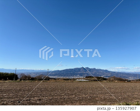 赤城町から臨む榛名山 冬の群馬県の風景 赤城町から臨む榛名山 冬の群馬県の風景 135927907