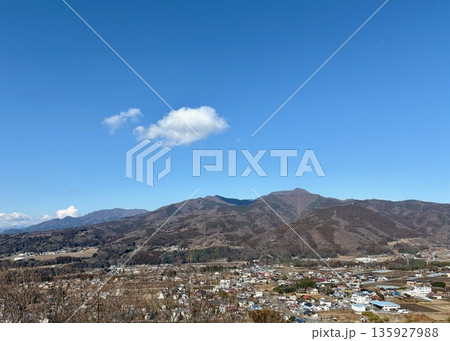 青空に映える子持山と渋川市赤城町津久田の町並み のどかな里山風景 青空に映える子持山と渋川市赤城町津久田の町並み のどかな里山風景 135927988