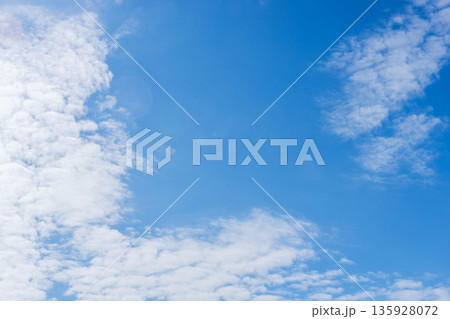 秋の終わりに青空と雲を見上げる05 秋の終わりに青空と雲を見上げる05 135928072