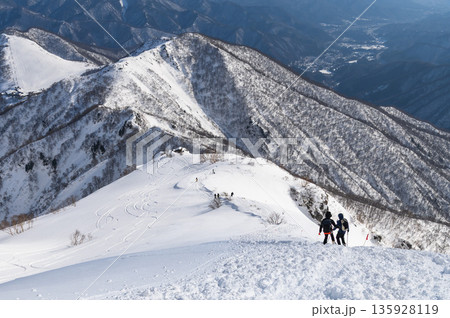 冬の谷川岳天神尾根・積雪の急斜面 135928119