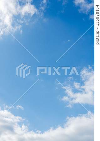 秋の終わりに青空と雲を見上げる28 135928154