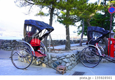 日本三景宮島の観光人力車 135928501