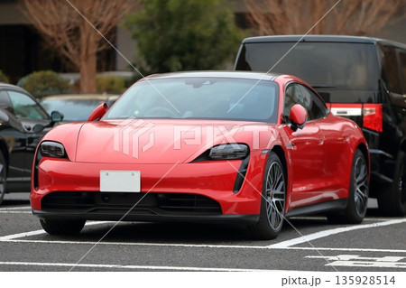 ドイツ製のスポーツカー(電気自動車) ドイツ製のスポーツカー(電気自動車) 135928514