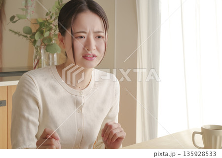 心配そうな表情で会話をしている若い女性 135928533