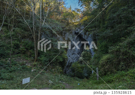 日本　岡山県新見市草間にある巨大な天然橋と鍾乳洞である羅生門の第一門 135928615