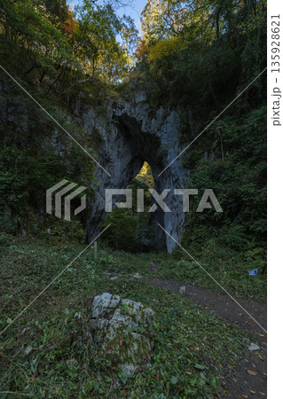 日本　岡山県新見市草間にある巨大な天然橋と鍾乳洞である羅生門の第一門 135928621