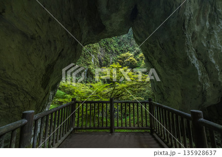 日本　岡山県新見市草間にある巨大な天然橋と鍾乳洞である羅生門の第四門と展望台 135928637