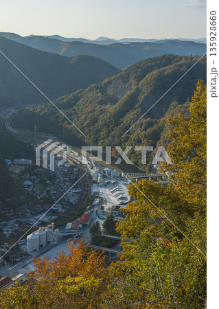 日本　岡山県新見市草間にあるカルスト山荘の展望台からの風景と紅葉 135928660