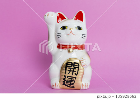 ピンク背景の招き猫 開運 135928662