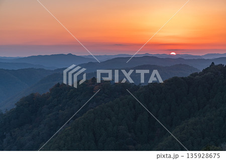 日本 岡山県高梁市にある雲海展望台から眺める備中松山城と夕焼け空 日本 岡山県高梁市にある雲海展望台から眺める備中松山城と夕焼け空 135928675