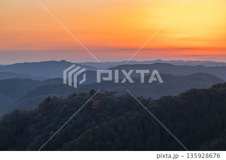 日本　岡山県高梁市にある雲海展望台から眺める備中松山城と夕焼け空 135928676