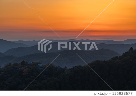 日本 岡山県高梁市にある雲海展望台から眺める備中松山城と夕焼け空 日本 岡山県高梁市にある雲海展望台から眺める備中松山城と夕焼け空 135928677