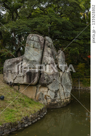 日本 岡山県岡山市北区後楽園の日本庭園内にある花葉の池と大立石 日本 岡山県岡山市北区後楽園の日本庭園内にある花葉の池と大立石 135928802