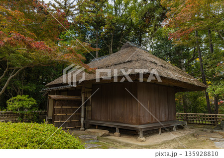 日本　岡山県岡山市北区後楽園の二色が岡の紅葉と茂松庵 135928810