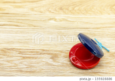 木目背景のカスタネット 音楽教育 135928886