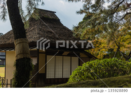 日本　岡山県岡山市北区にある後楽園の観騎亭 135928890