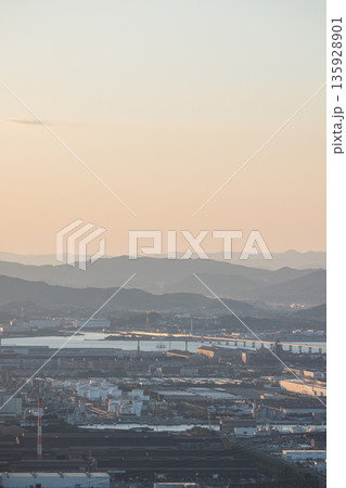 日本　岡山県倉敷市、鷲羽山スカイラインの水島展望台から見える水島コンビナート 135928901
