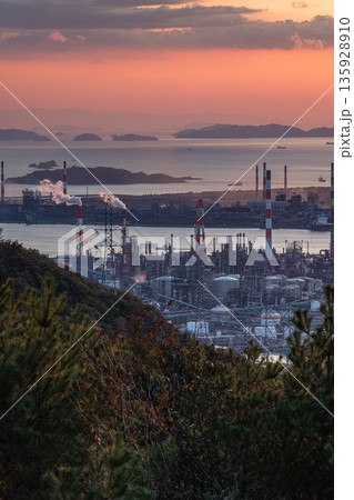 日本 岡山県倉敷市、鷲羽山スカイラインの水島展望台からの水島コンビナートと夕焼け空 日本 岡山県倉敷市、鷲羽山スカイラインの水島展望台からの水島コンビナートと夕焼け空 135928910