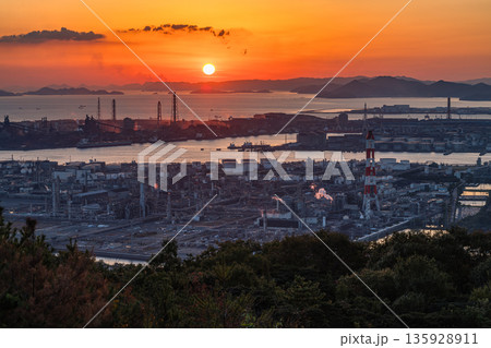 日本　岡山県倉敷市の鷲羽山スカイラインの水島展望台から見える水島コンビナートと夕日 135928911