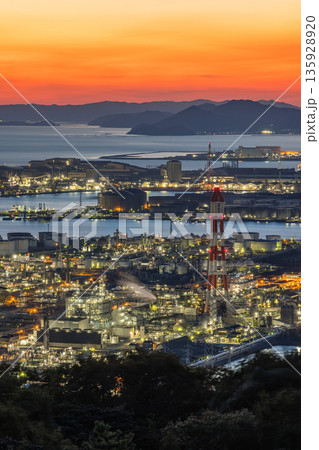 日本　岡山県倉敷市、鷲羽山スカイラインの水島展望台からの水島コンビナートの工場夜景 135928920