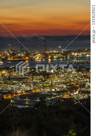 日本 岡山県倉敷市、鷲羽山スカイラインの水島展望台からの水島コンビナートの工場夜景 日本 岡山県倉敷市、鷲羽山スカイラインの水島展望台からの水島コンビナートの工場夜景 135928921