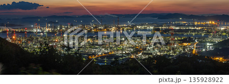 日本 岡山県倉敷市、鷲羽山スカイラインの水島展望台からの水島コンビナートの工場夜景 日本 岡山県倉敷市、鷲羽山スカイラインの水島展望台からの水島コンビナートの工場夜景 135928922