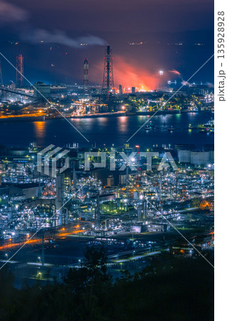 日本　岡山県倉敷市、鷲羽山スカイラインの水島展望台からの水島コンビナートの工場夜景 135928928