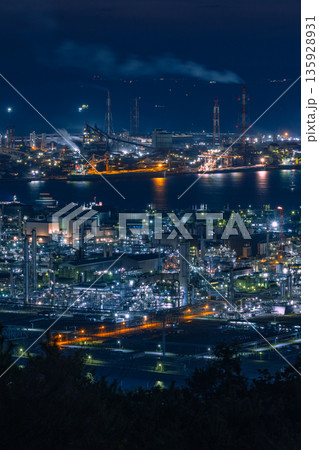 日本 岡山県倉敷市、鷲羽山スカイラインの水島展望台からの水島コンビナートの工場夜景 日本 岡山県倉敷市、鷲羽山スカイラインの水島展望台からの水島コンビナートの工場夜景 135928931