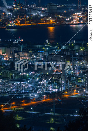日本　岡山県倉敷市、鷲羽山スカイラインの水島展望台からの水島コンビナートの工場夜景 135928932