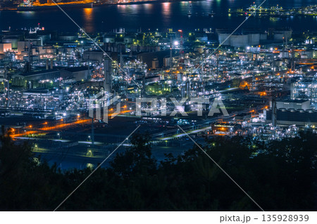 日本 岡山県倉敷市、鷲羽山スカイラインの水島展望台からの水島コンビナートの工場夜景 日本 岡山県倉敷市、鷲羽山スカイラインの水島展望台からの水島コンビナートの工場夜景 135928939