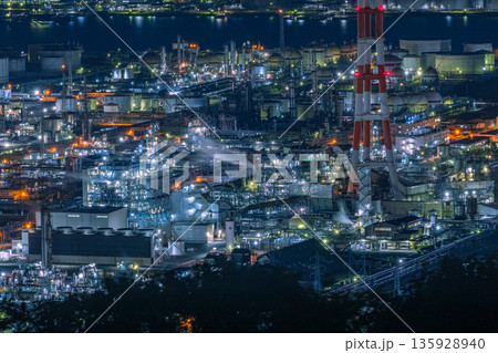 日本　岡山県倉敷市、鷲羽山スカイラインの水島展望台からの水島コンビナートの工場夜景 135928940