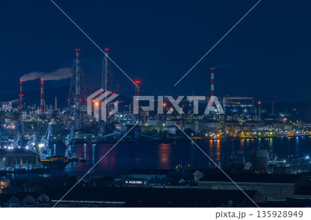 日本 岡山県倉敷市、亀島山花と緑の丘公園からの水島コンビナートの工場夜景 日本 岡山県倉敷市、亀島山花と緑の丘公園からの水島コンビナートの工場夜景 135928949