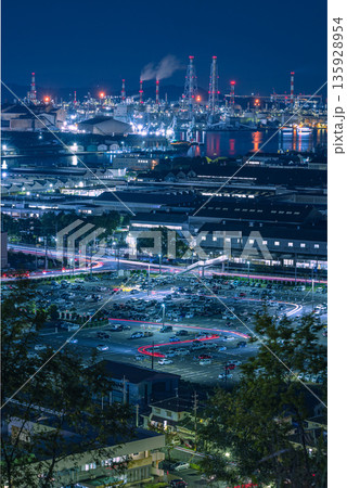 日本 岡山県倉敷市、亀島山花と緑の丘公園からの水島コンビナートの工場夜景 日本 岡山県倉敷市、亀島山花と緑の丘公園からの水島コンビナートの工場夜景 135928954