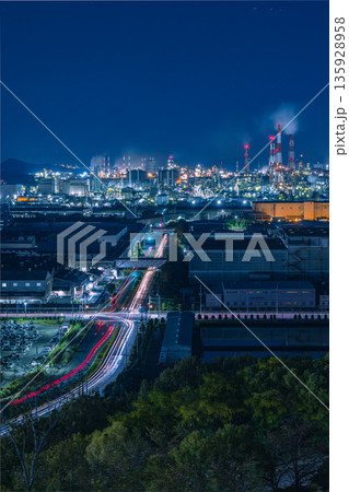 日本　岡山県倉敷市、亀島山花と緑の丘公園からの水島コンビナートの工場夜景 135928958