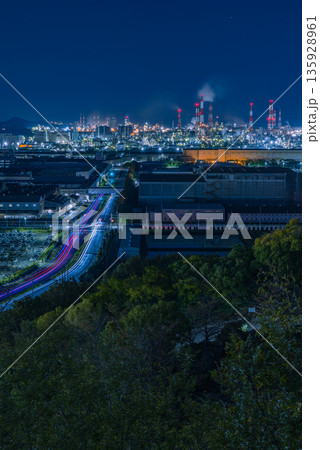 日本 岡山県倉敷市、亀島山花と緑の丘公園からの水島コンビナートの工場夜景 日本 岡山県倉敷市、亀島山花と緑の丘公園からの水島コンビナートの工場夜景 135928961