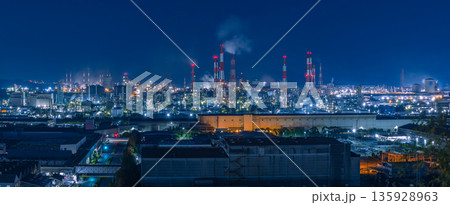 日本　岡山県倉敷市、亀島山花と緑の丘公園からの水島コンビナートの工場夜景 135928963